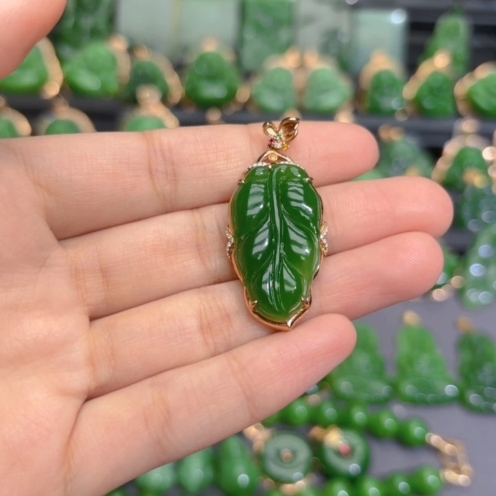 颈饰18K金镶嵌和田玉（碧玉）