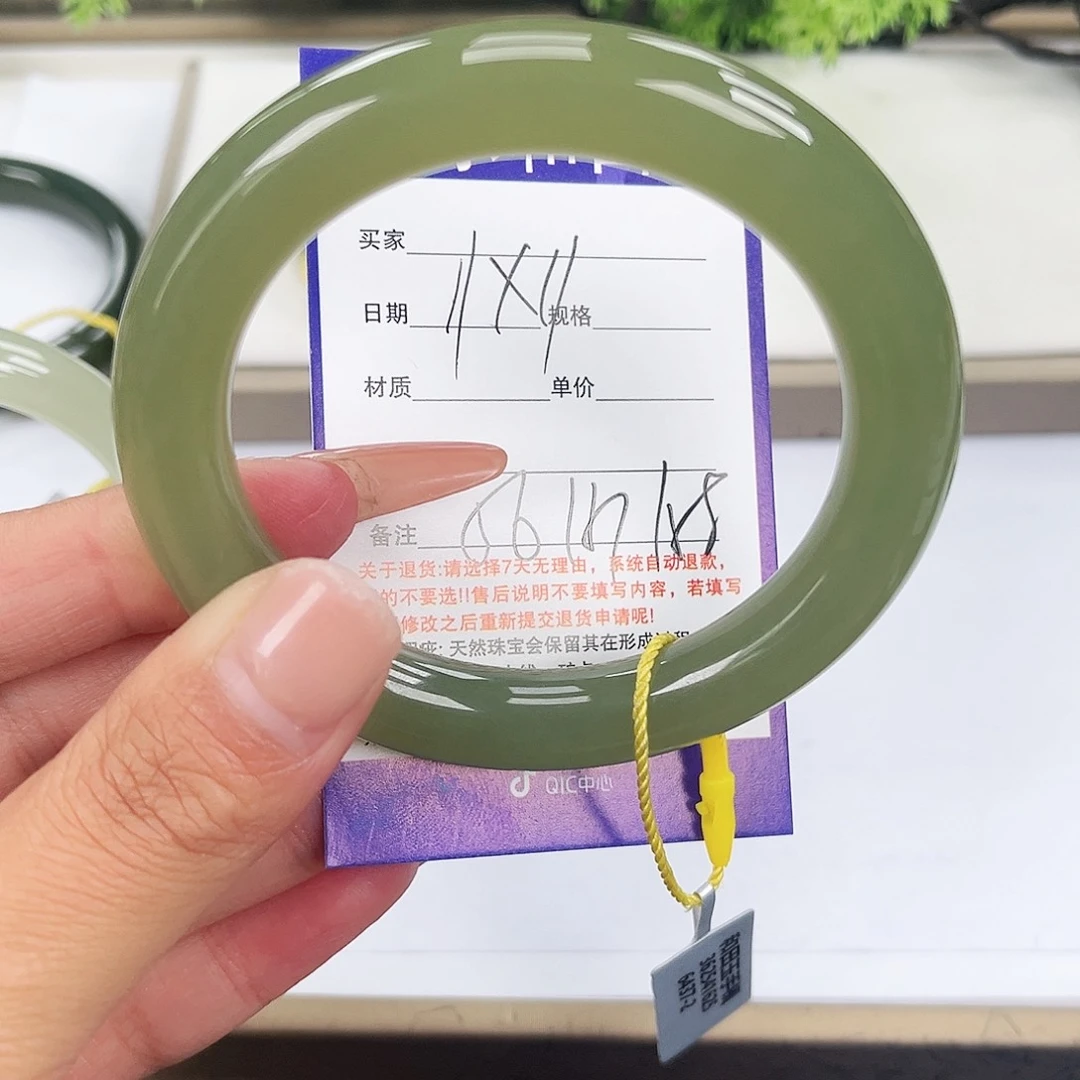 和田玉手镯未镶嵌小*儿