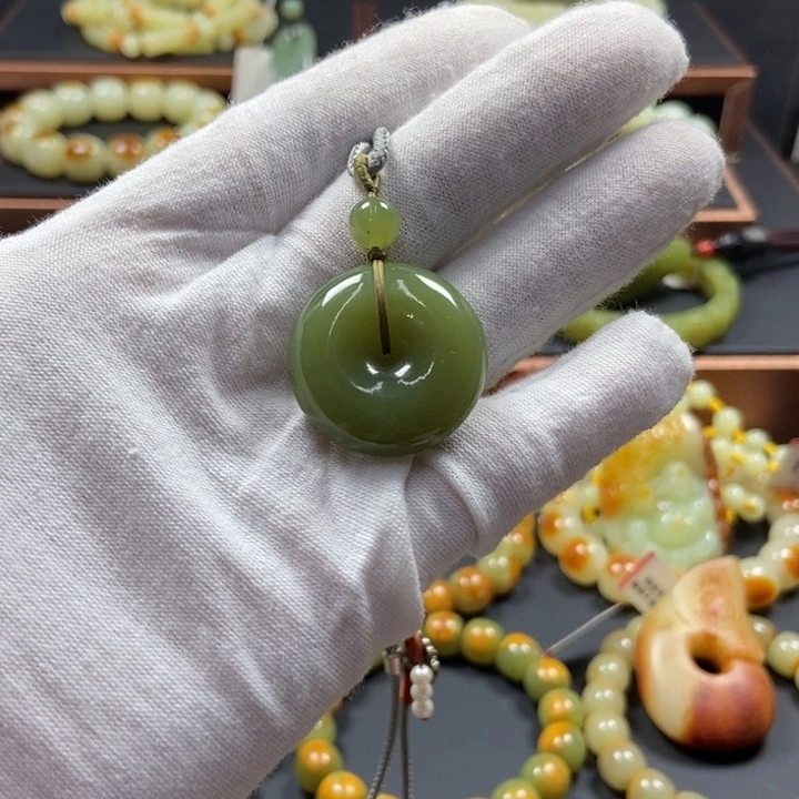 透闪石质玉未镶嵌颈饰