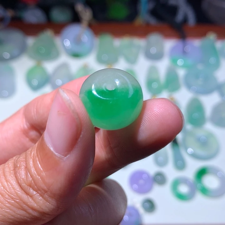 格****）缅甸翡翠辣绿底鼓珠有瑕疵