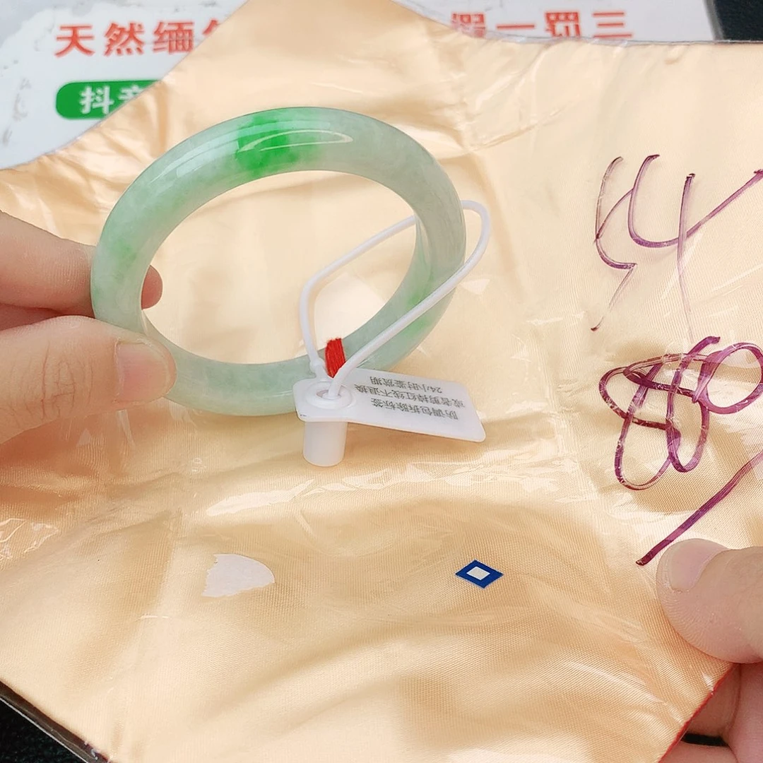 翡翠手镯未镶嵌翡翠