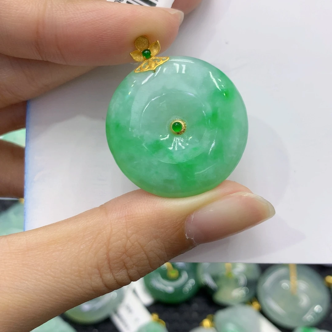 二***姐颈饰18K金镶嵌翡翠