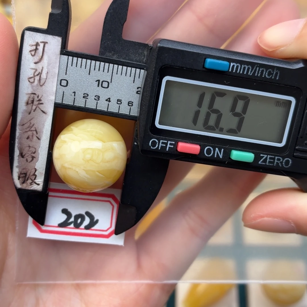 吉****蜜蜡未镶嵌裸石蜜蜡