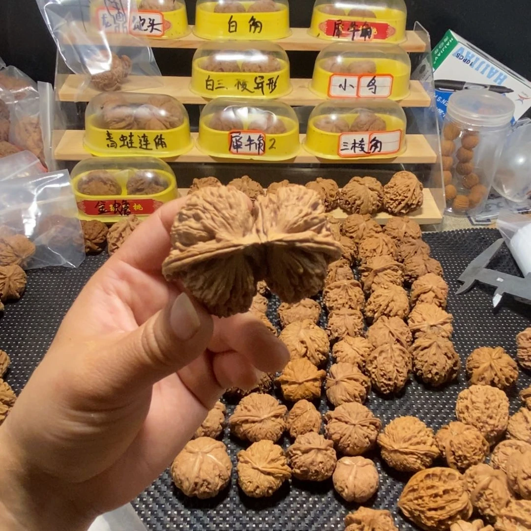文玩核桃吊坠中****n核桃异形