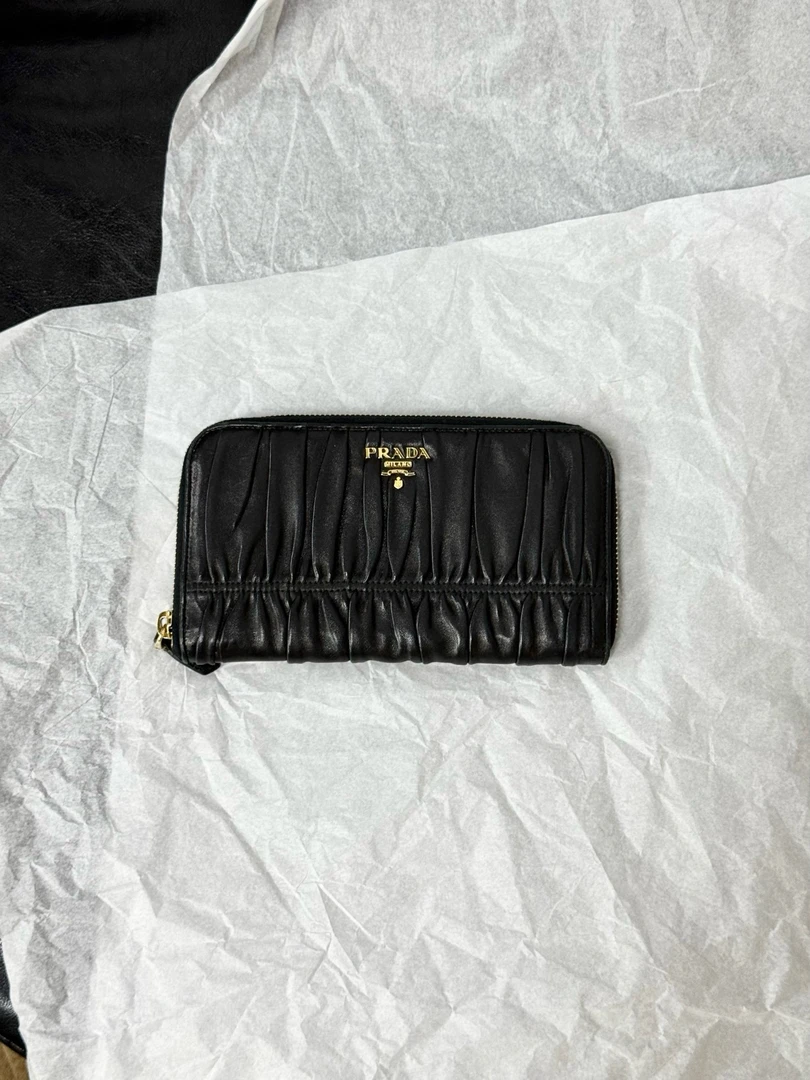 95新 Prada/普拉达 prada 黑金拉链钱包