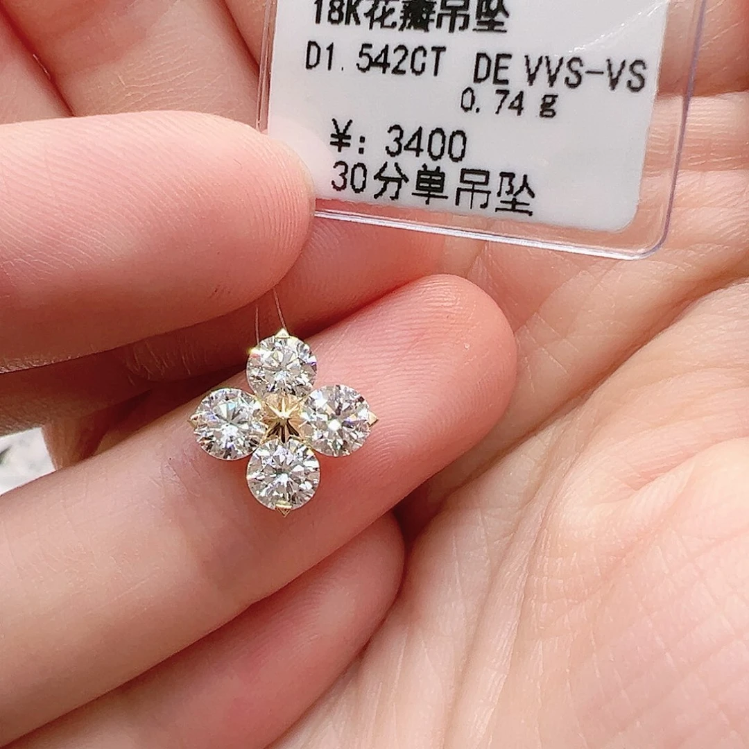套链实验室培育钻石18K金镶嵌单颗38分，花瓣四叶草吊坠k黄