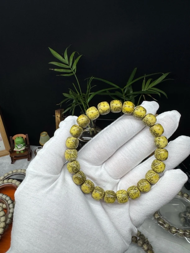 正月双留白桶珠石玉料盘玩