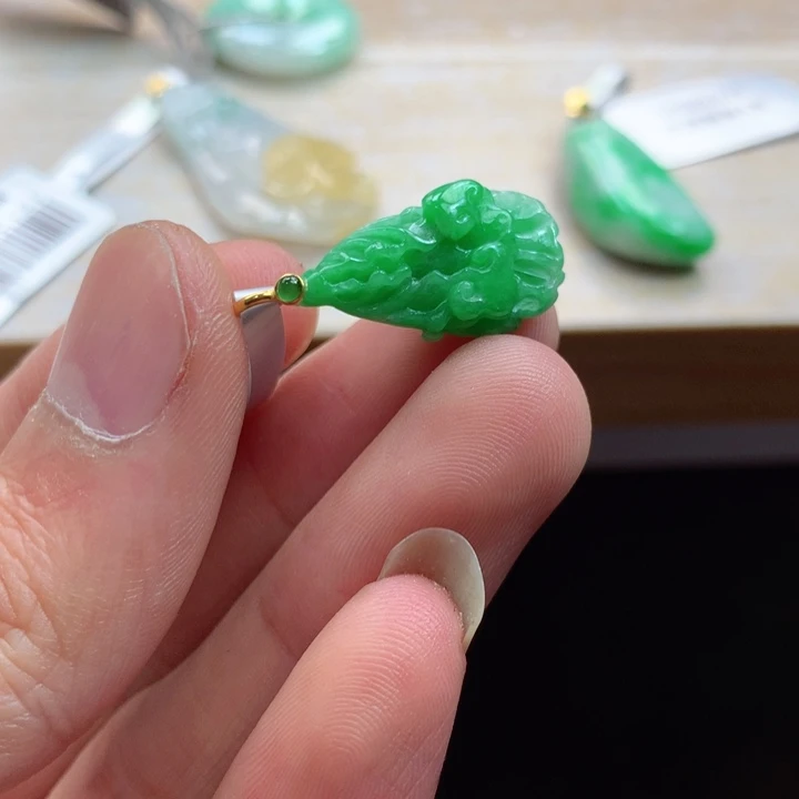 翡翠18K金镶嵌颈饰吊坠