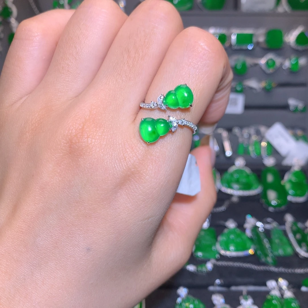 18K金镶嵌戒指翡翠葫芦