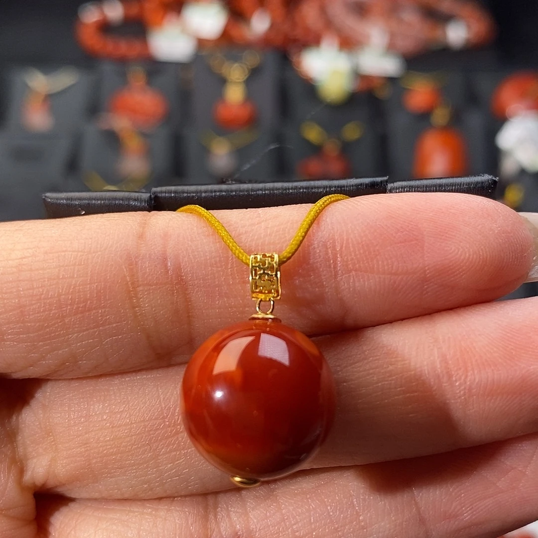 南红玛瑙18K金镶嵌四川凉山瓦西吊坠