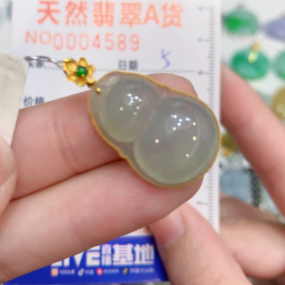 翡翠18K金镶嵌颈饰葫芦