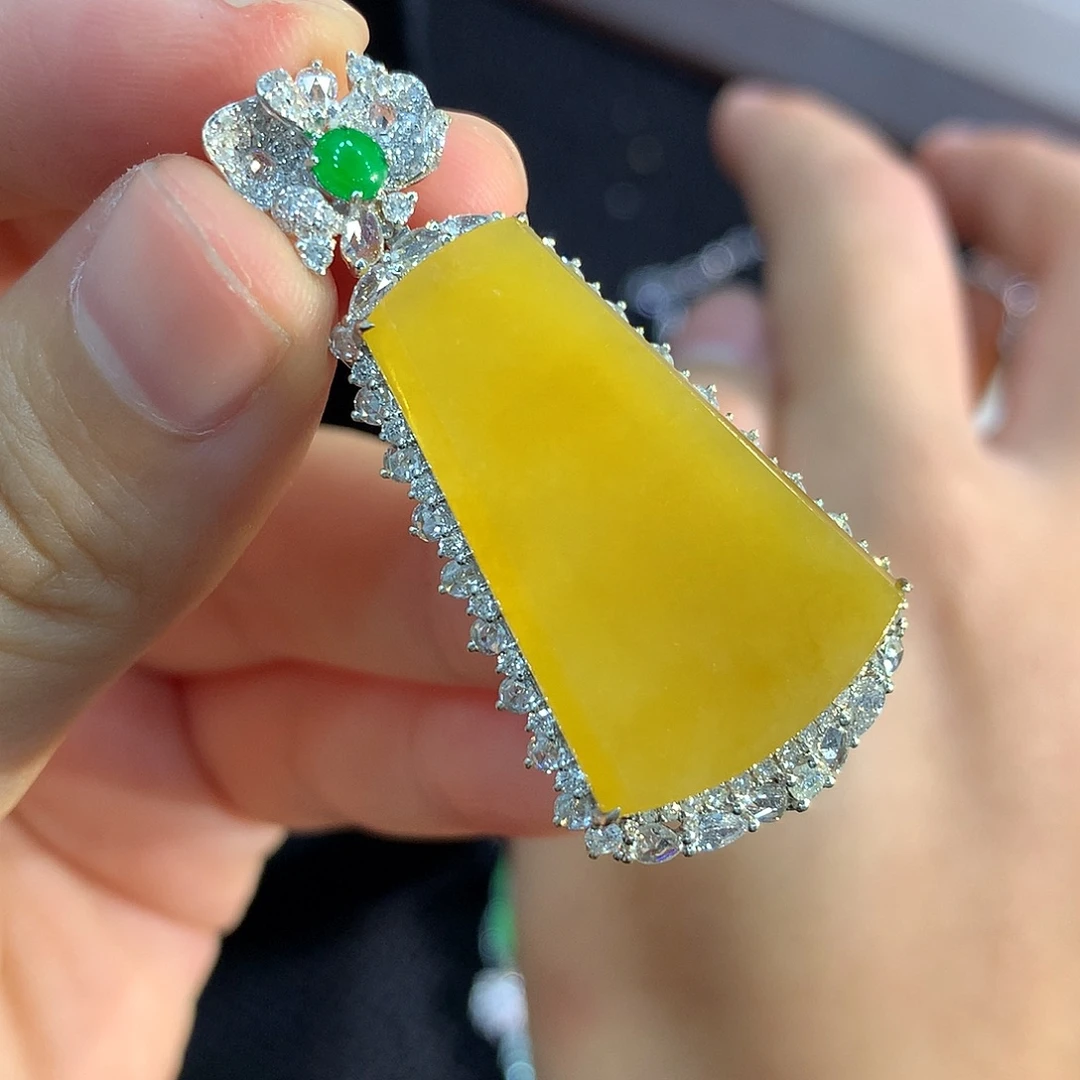 翡翠18K金镶嵌颈饰无事