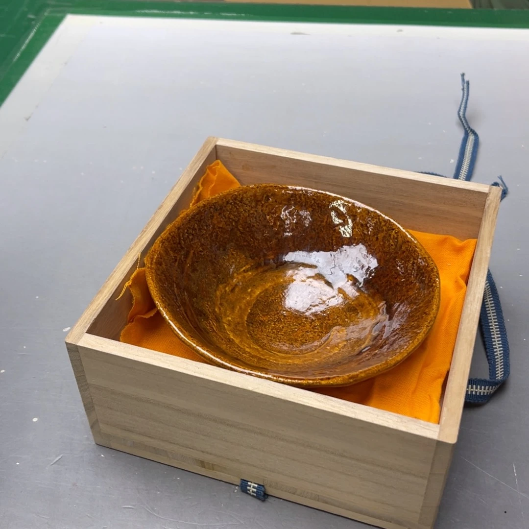 十***八瓷片密密麻麻地铺满一