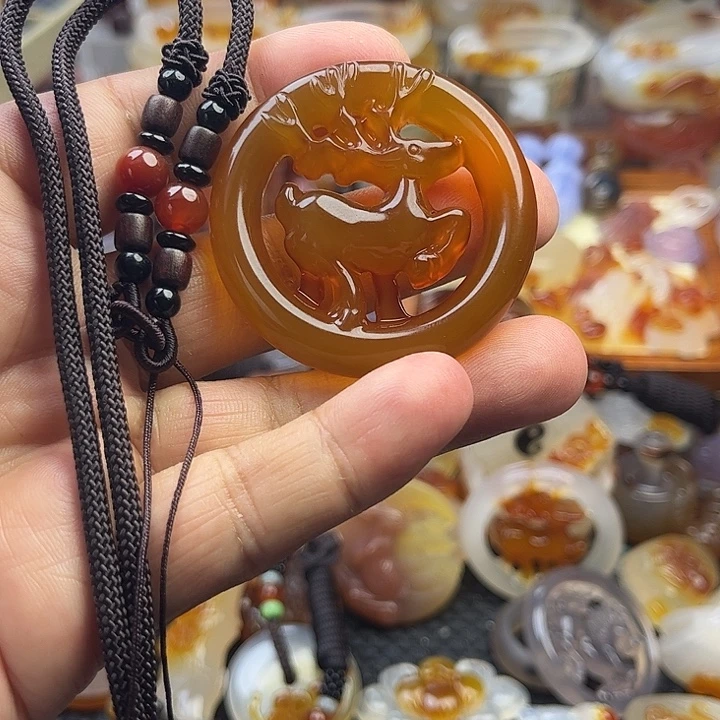 艾***熊未镶嵌颈饰玛瑙/玉髓