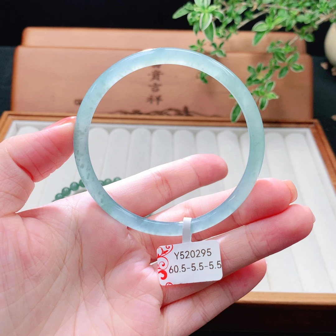 未镶嵌手镯（圆镯）翡翠