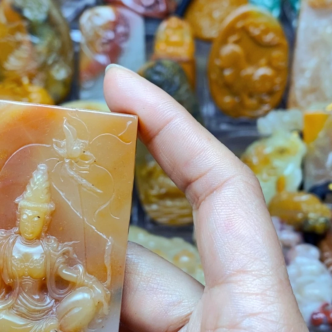 石英质玉（黄龙玉）未镶嵌颈饰