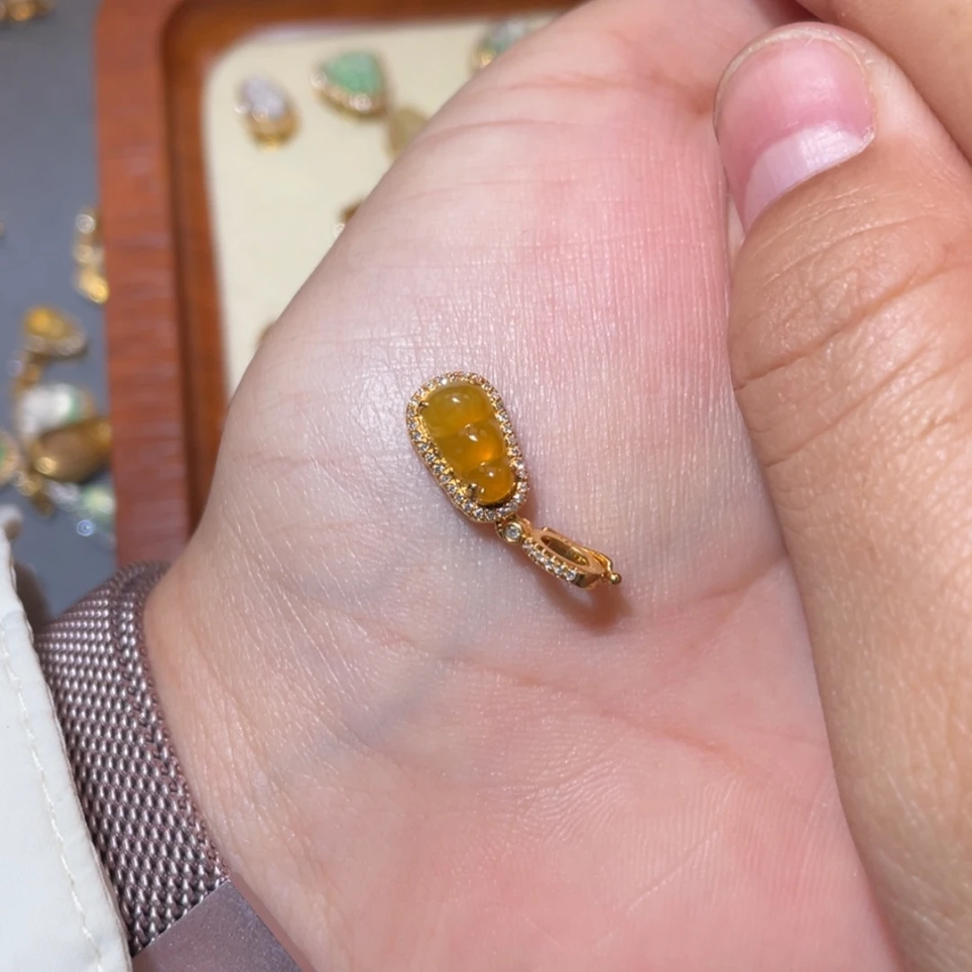 【闪购商品】颈饰18K金镶嵌翡翠没****