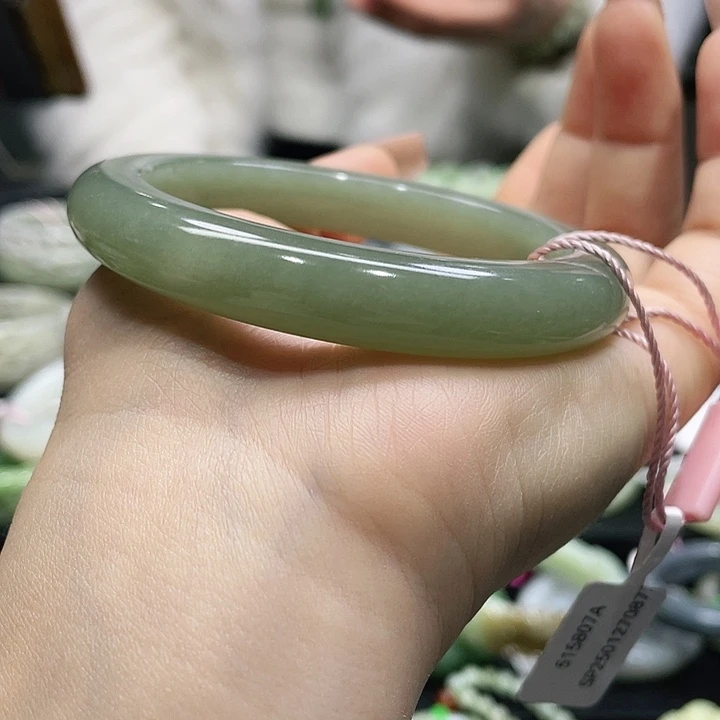 和田玉手镯圈口60。编号51未镶嵌