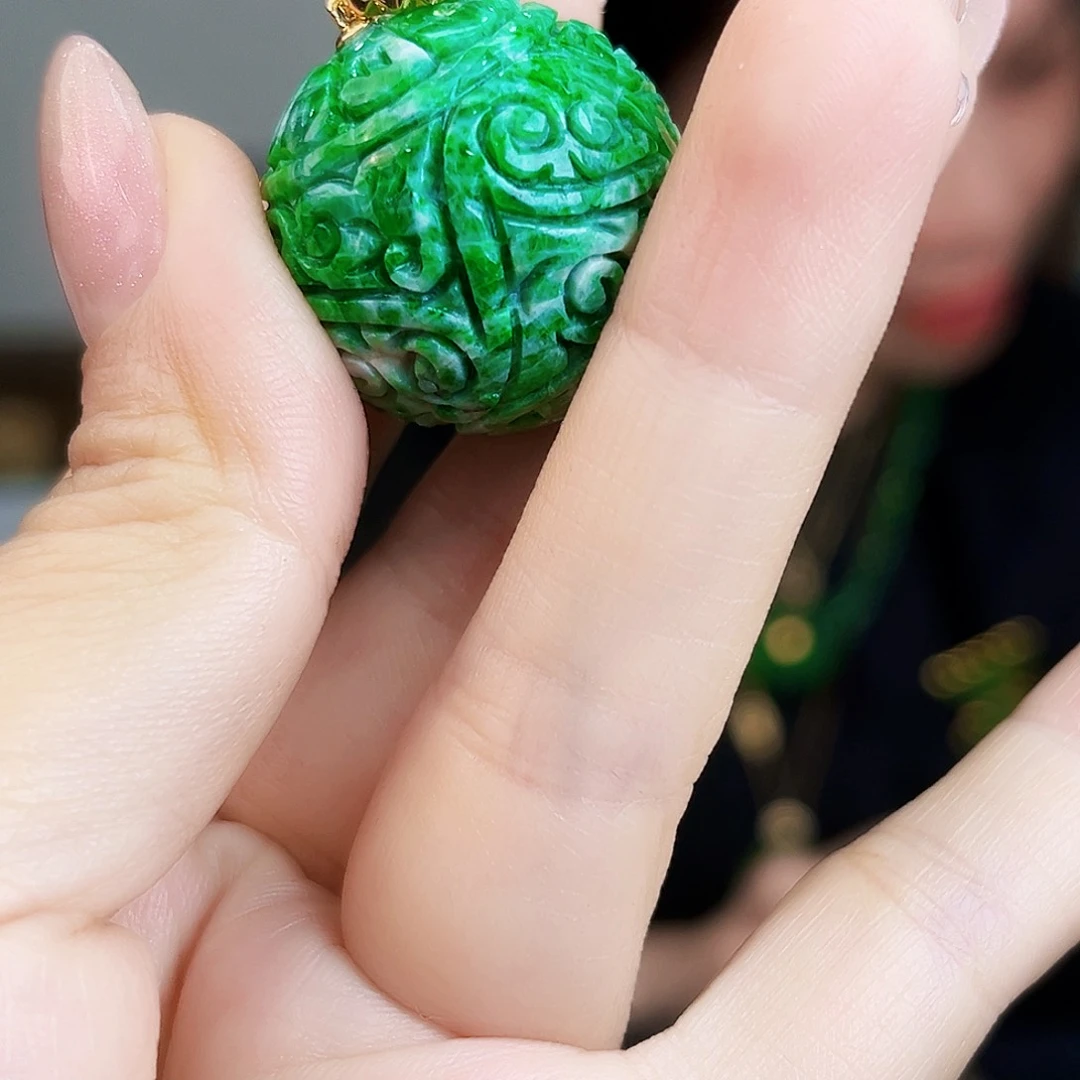 翡翠18K金镶嵌颈饰多样性