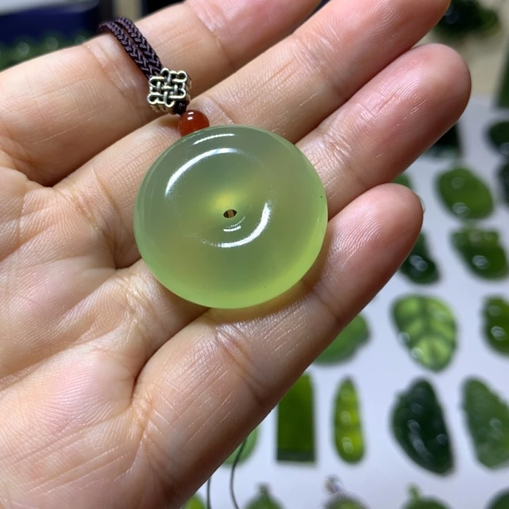 岫玉未镶嵌颈饰吊坠