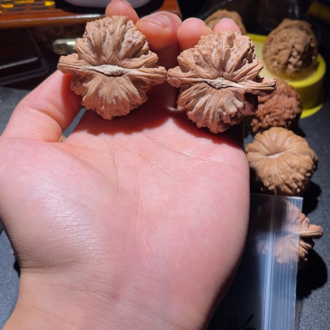 文玩核桃吊坠白狮子