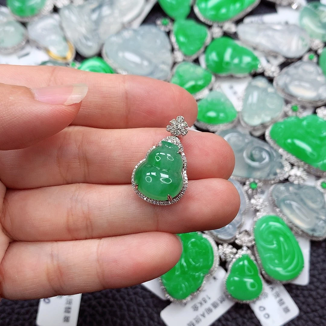 翡翠18K金镶嵌颈饰满绿饱满葫芦 新货