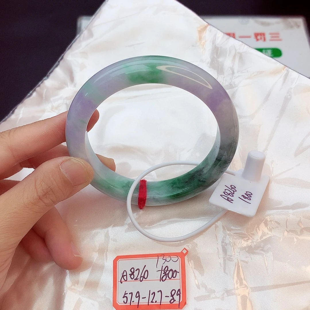 翡翠手镯未镶嵌翡翠