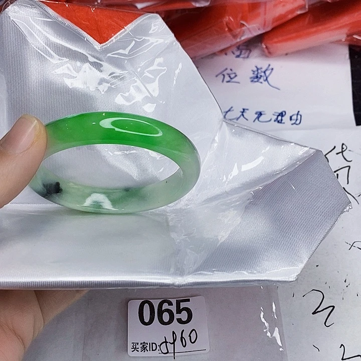 翡翠未镶嵌手镯一图一物实物为准（微瑕处理）