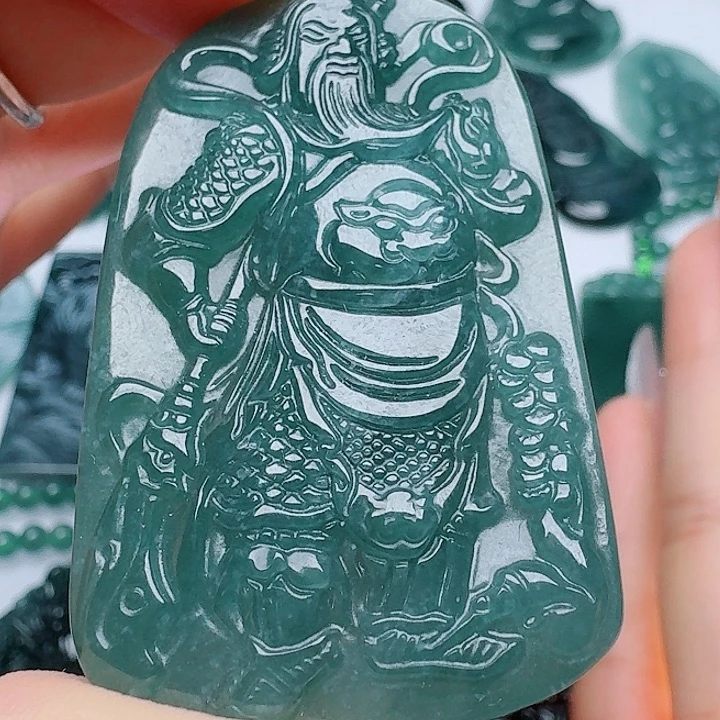 翡翠未镶嵌颈饰多样性发其一