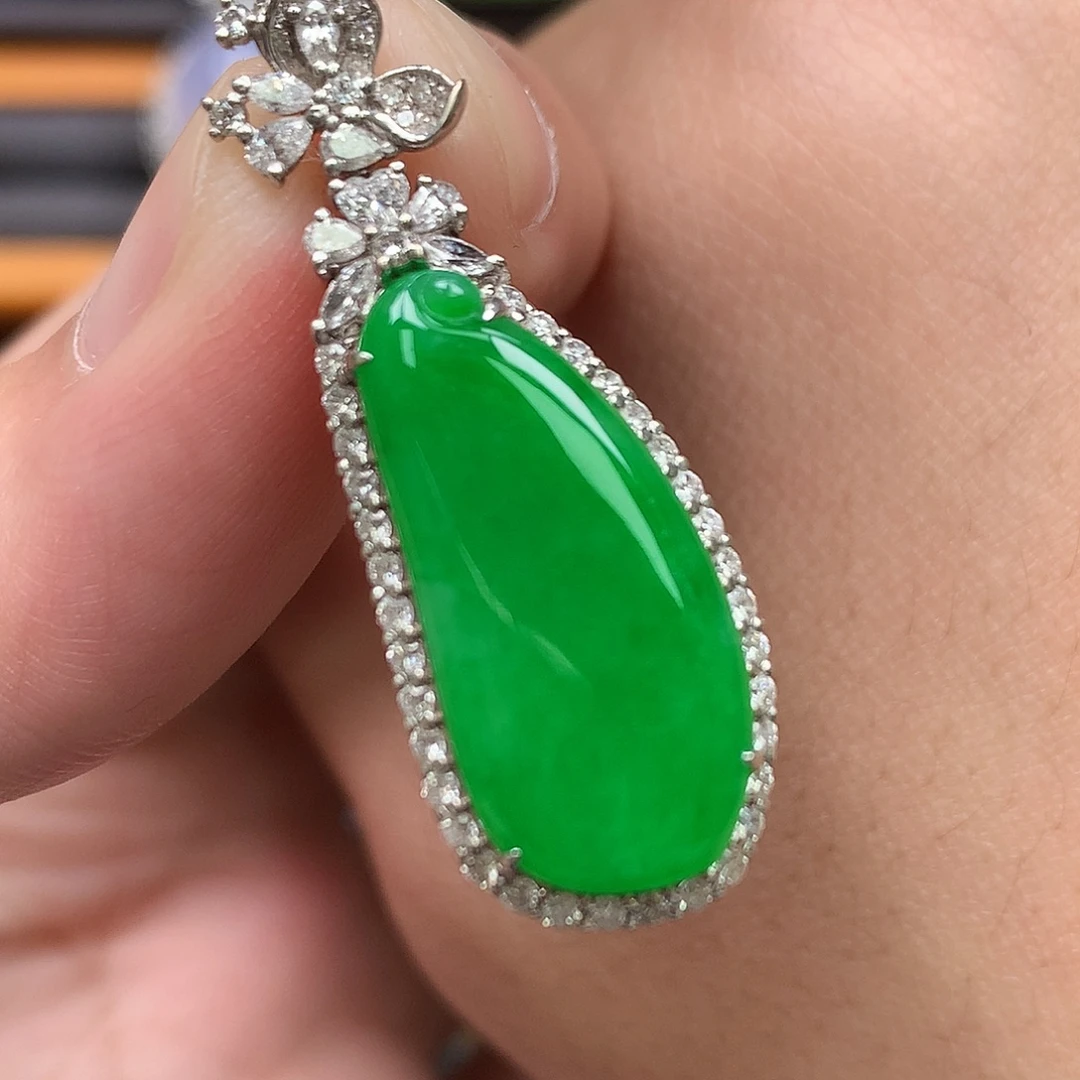 翡翠18K金镶嵌颈饰