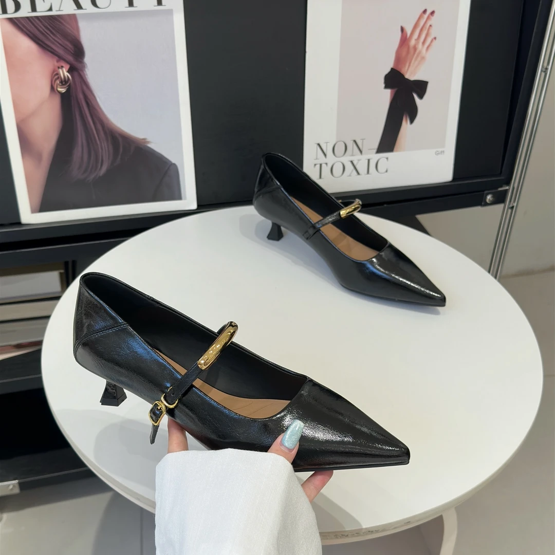 2025秋季新款百搭复古尖头细跟浅口气质单鞋简约一字扣带高跟鞋