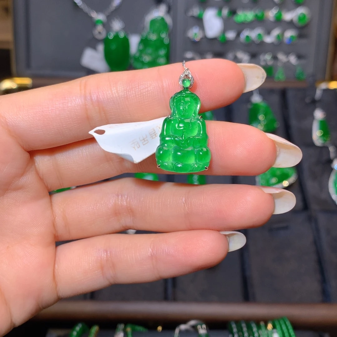 颈饰18K金镶嵌翡翠观音