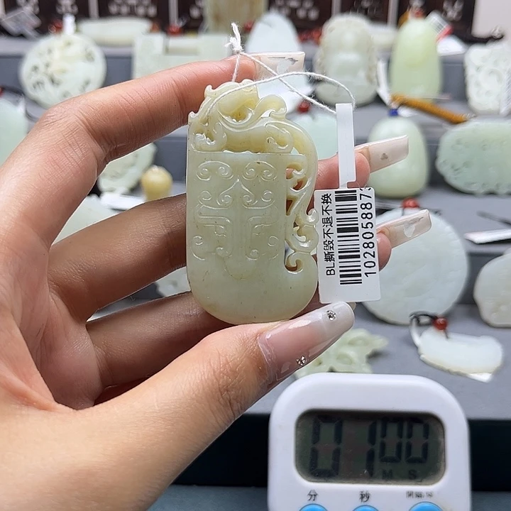 和田玉未镶嵌颈饰飞*