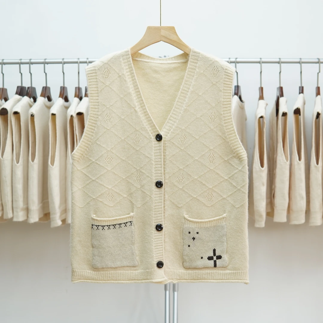 340 慵懒风双口袋外穿2024新款设计感无袖女士V领洋气开衫马夹潮