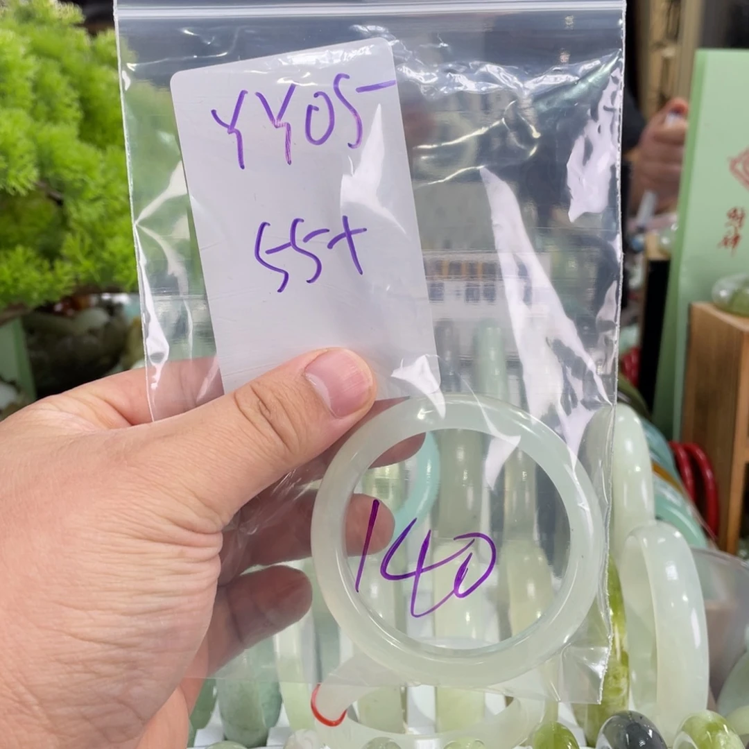 蛇纹石玉未镶嵌手镯财****士