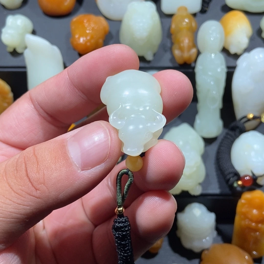 和田玉未镶嵌颈饰萤*虫