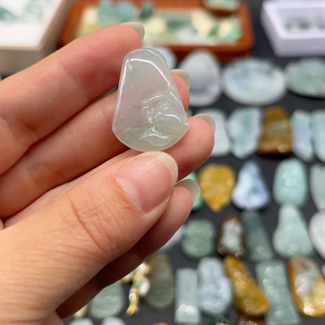 翡翠未镶嵌颈饰莲花