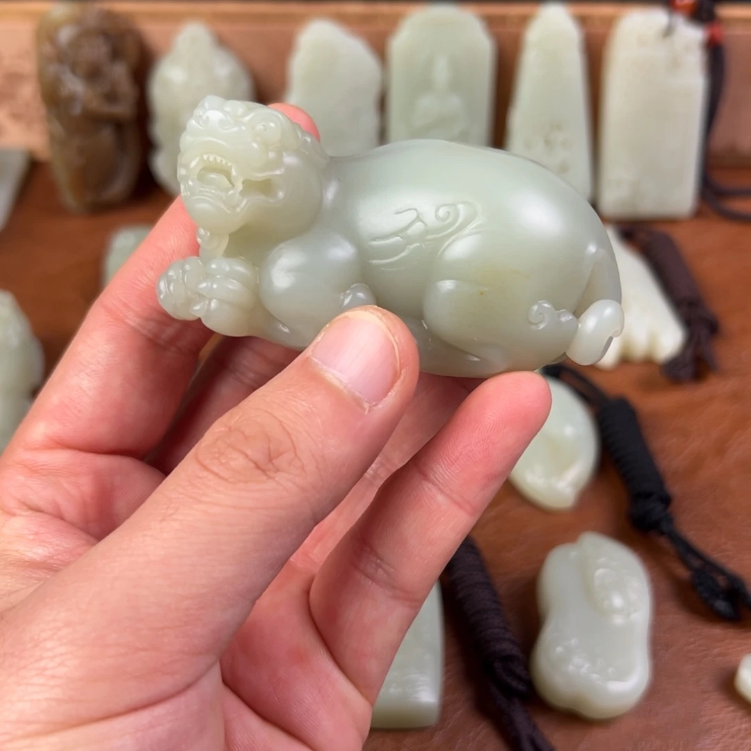 十***酒和田玉（青白玉）未镶嵌颈饰