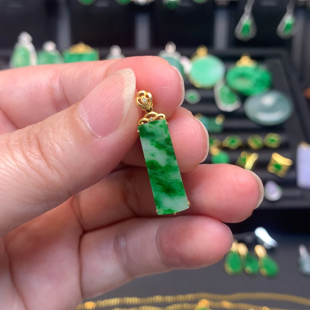 翡翠18K金镶嵌吊坠(不含链)有纹裂