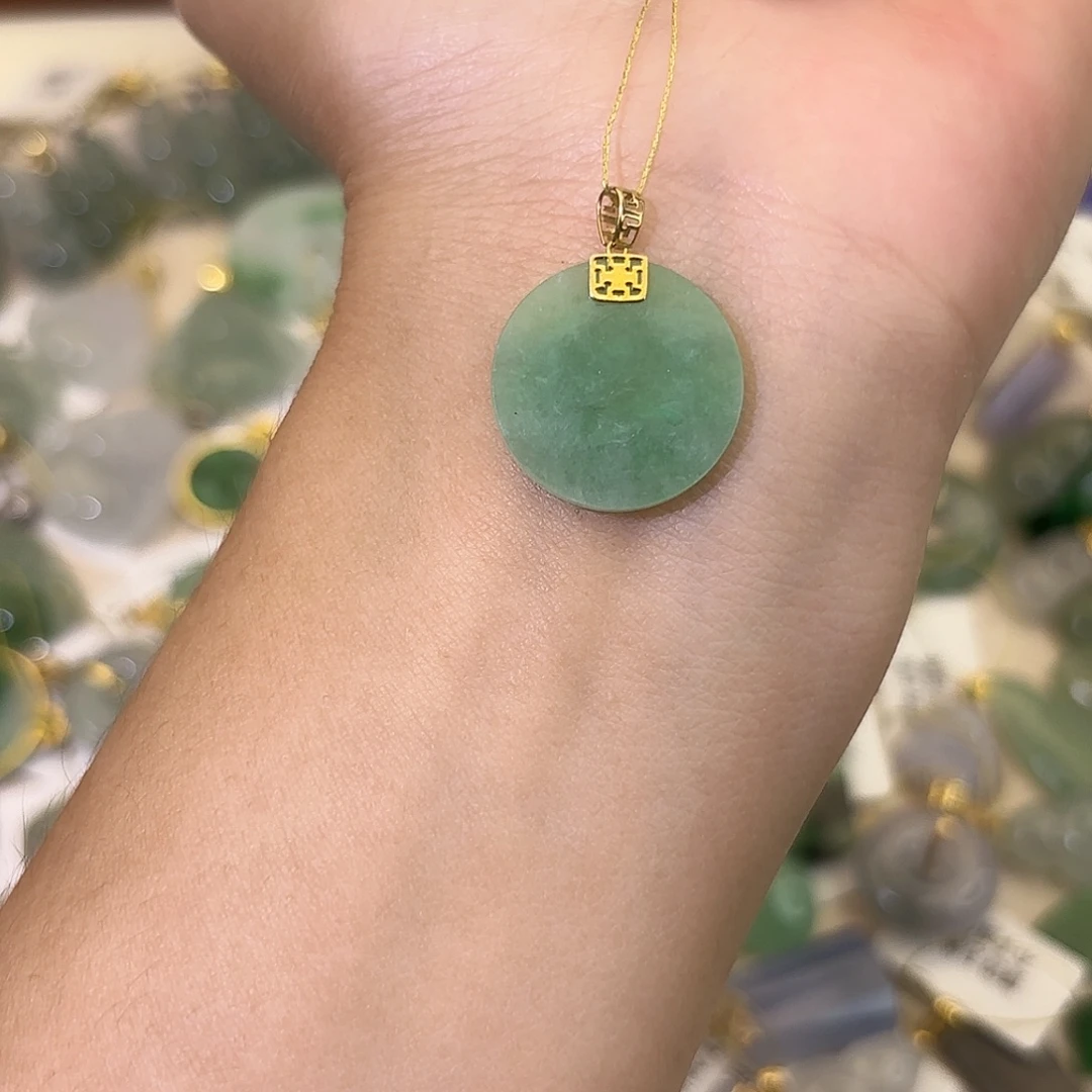 翡翠18K金镶嵌颈饰无事牌