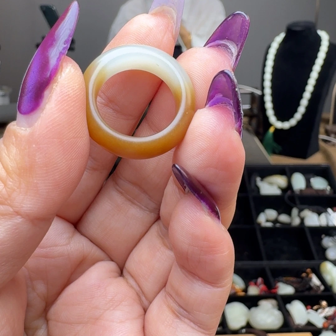 G***a和田玉未镶嵌颈饰