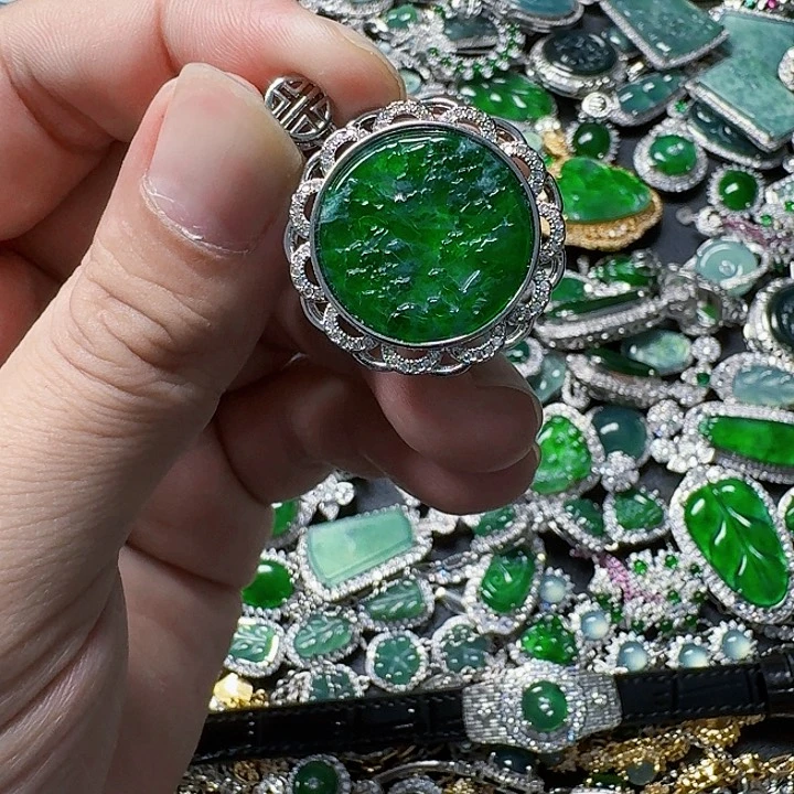 翡翠颈饰未镶嵌天然A货翡翠放漏