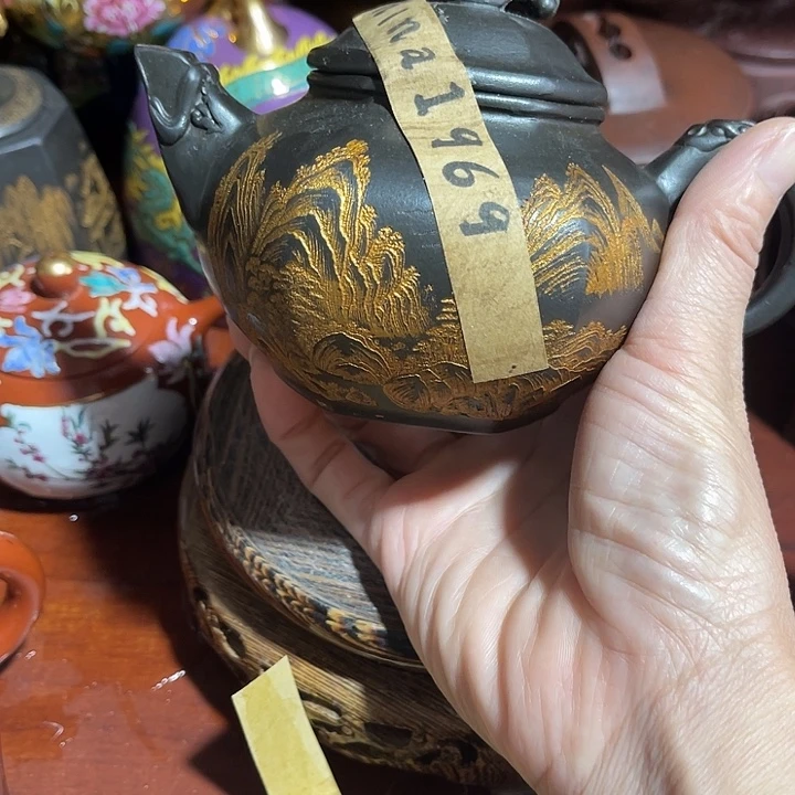 段泥茶壶原矿泥料手工制作的一把紫砂壶。