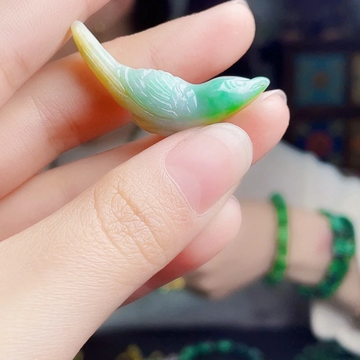 翡翠未镶嵌颈饰多样性