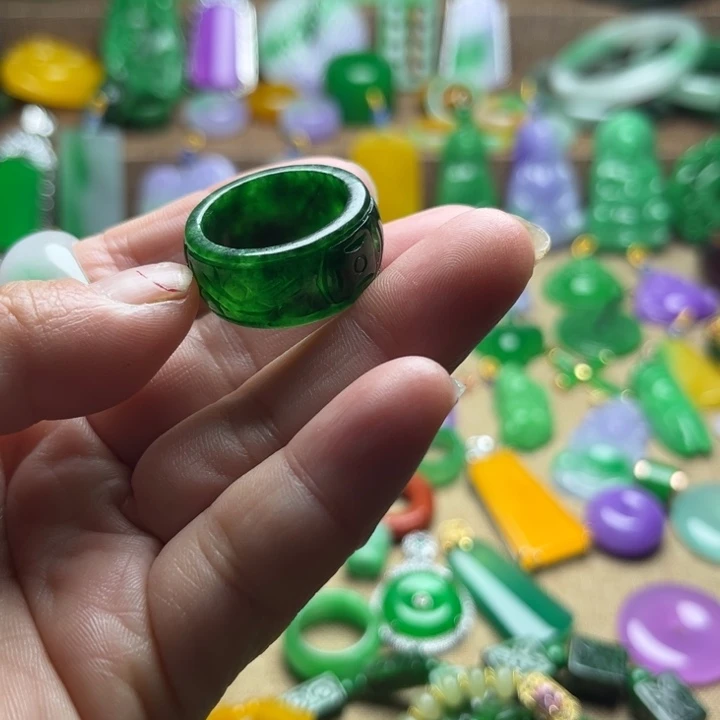 翡翠未镶嵌颈饰戒指