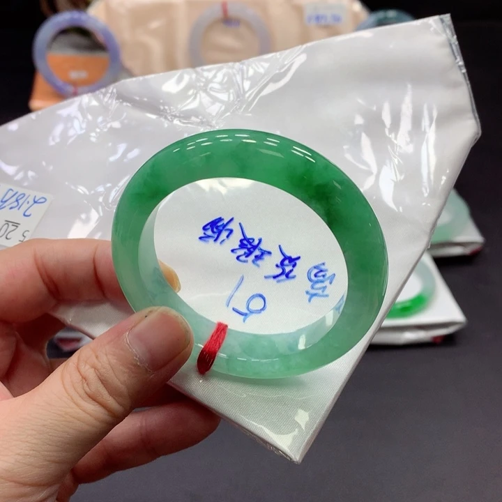 翡翠手镯未镶嵌51圈口