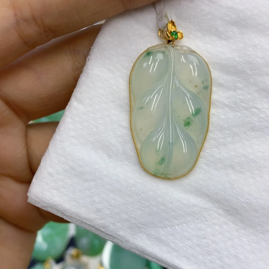 翡翠18K金镶嵌颈饰