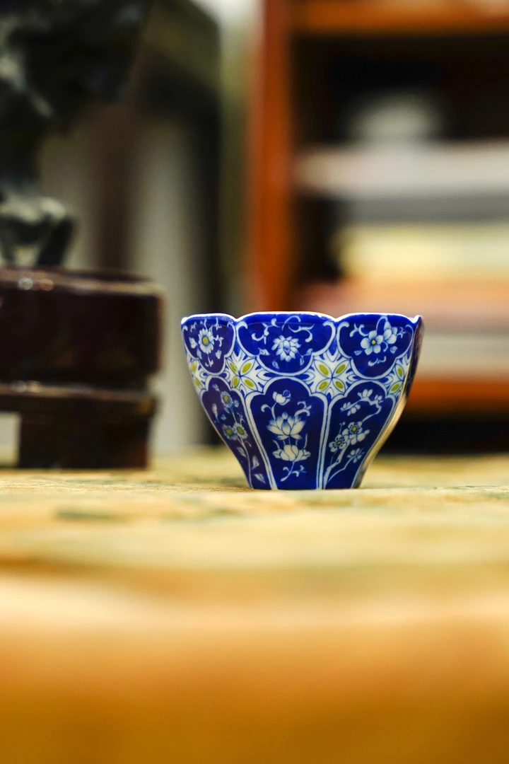 青樵轩 青花蓝地莲花花口杯 品茗陶瓷纯手工茶具银QQX1651