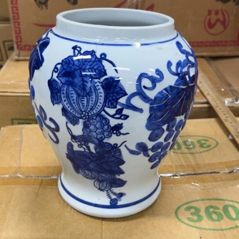 瓷片瑕疵陶瓶。。。。。。。。。。。。。。。。