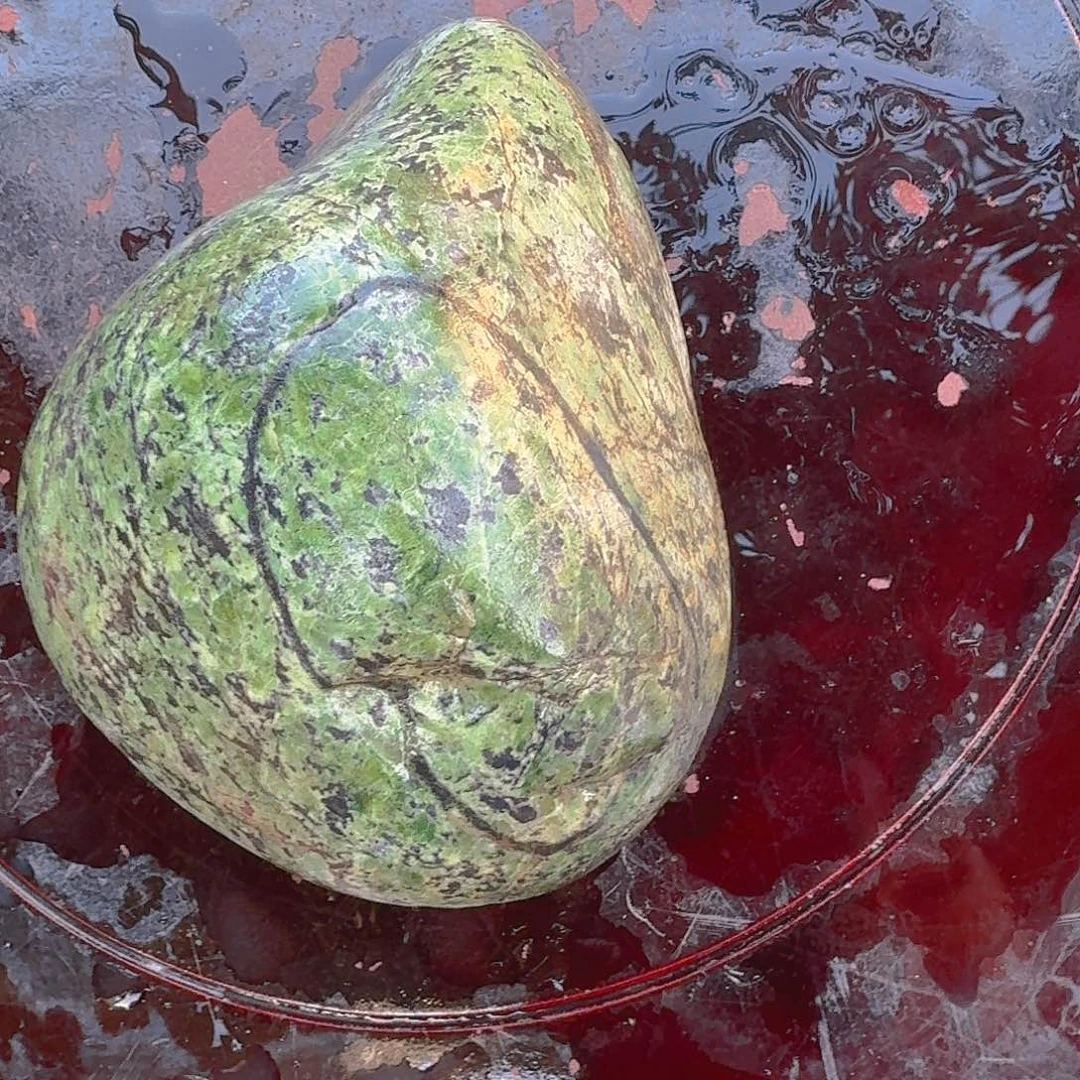 蛇纹石玉未镶嵌天然原石摆件工艺